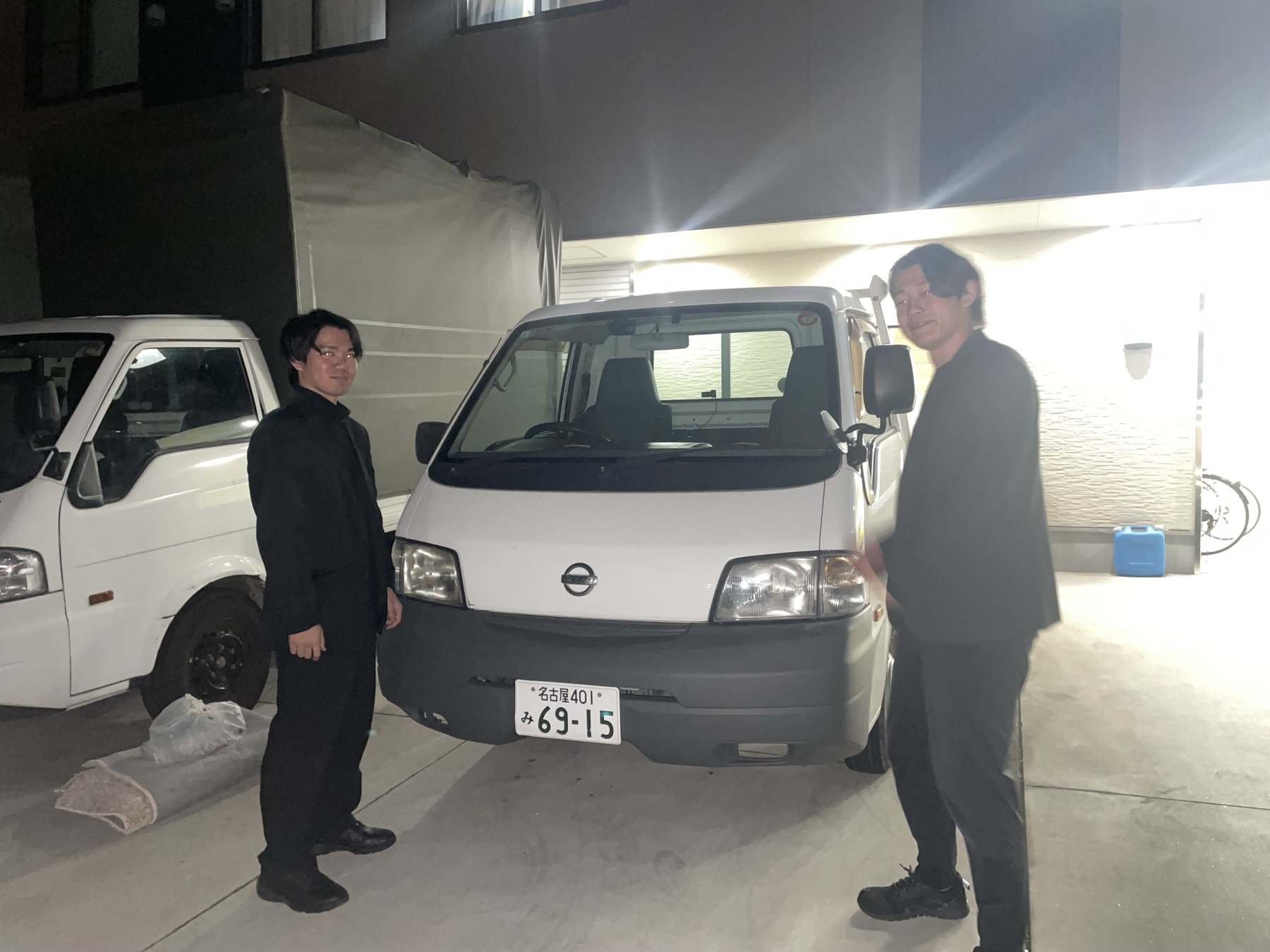 出張先でトラックに積み込むスタッフ