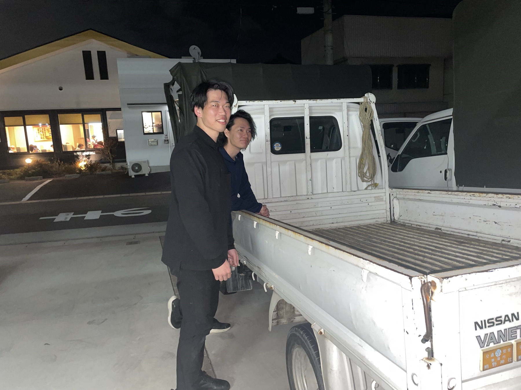 夜の現場で働くRAFUCALのメンバー