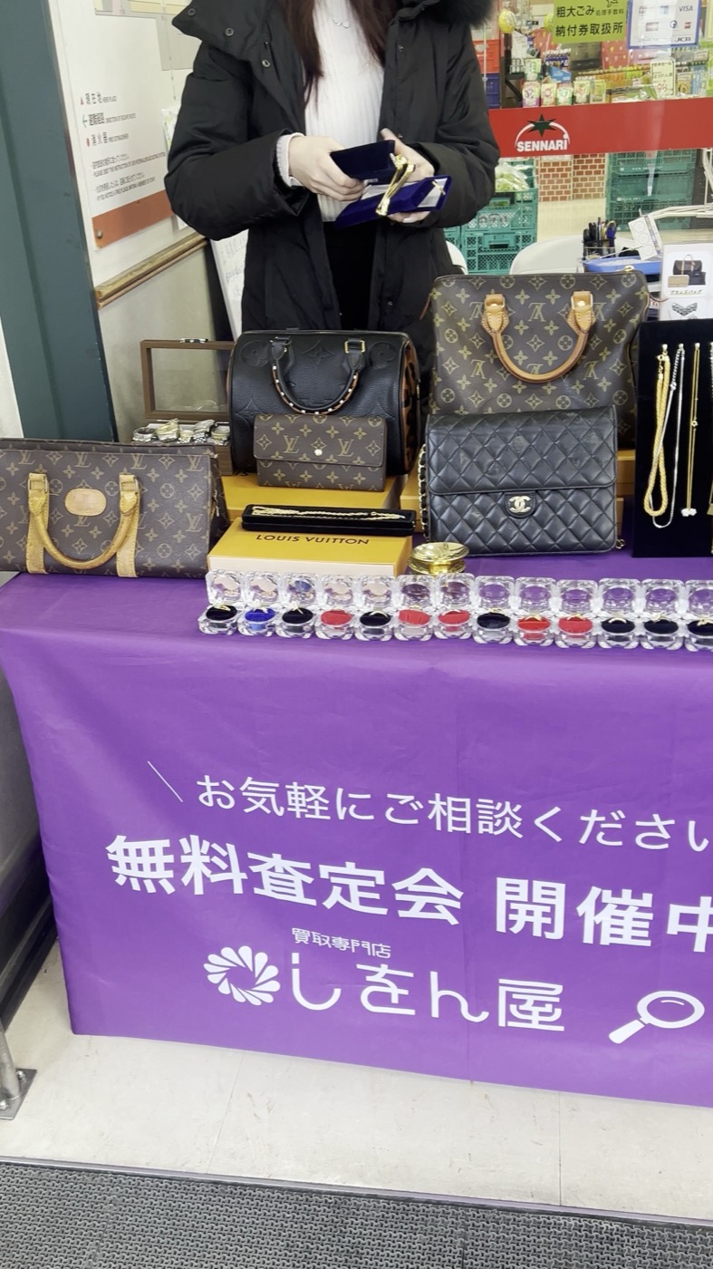 催事ブースに並ぶバッグとジュエリー